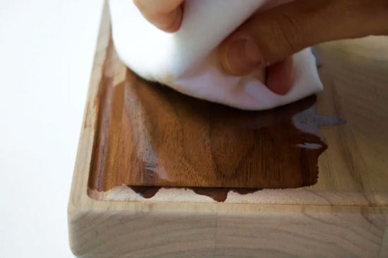 ACEITANDO UNA TABLA DE MADERA DE CORTAR