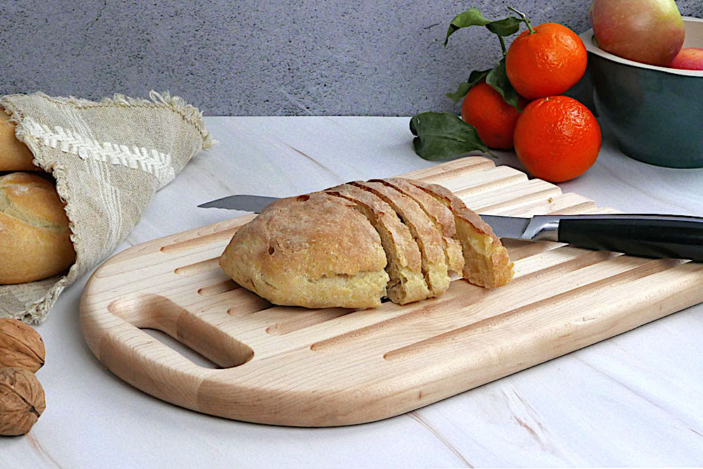 Tabla de pan con asa kerkus en uso